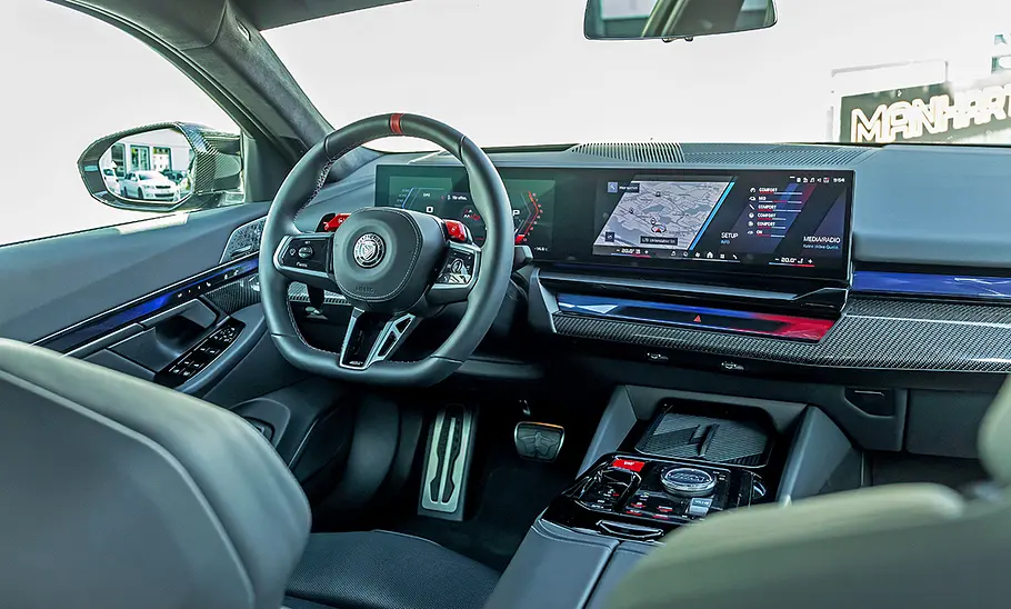 Das Cockpit des Manhart MH5 900E.