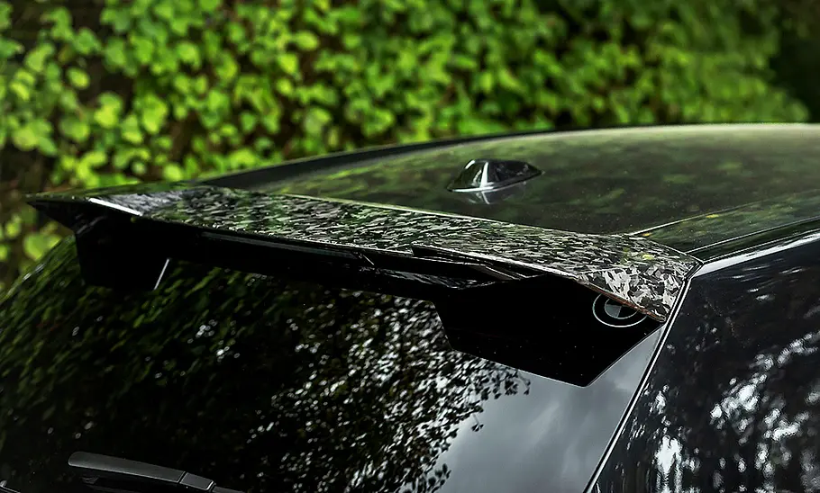 Detailansicht des Dachkantenspoilers vom Manhart MHXM 900 II.