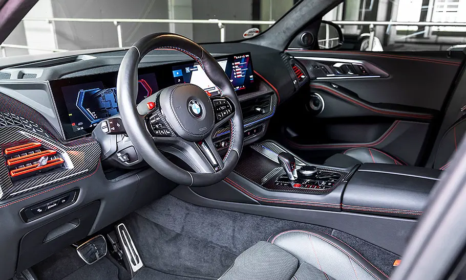 Manhart MHXM 900: Blick auf das stehende Auto. Ansicht in den Innenraum.