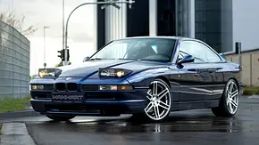 Der BMW Manhart MH8 5.0 V8 stehend von schräg vorne - Foto: Manhart