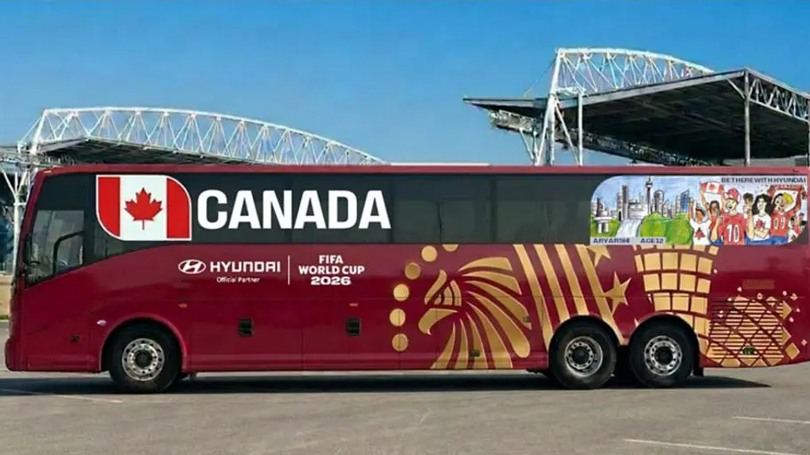 Mannschaftsbusse bei der FIFA-WM 2026 Die Außenaufnahme zeigt den kanadischen Mannschaftsbus bei der FIFA WM 2026 von Hyundai von der Seite.