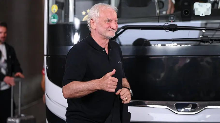 Mannschaftsbusse bei der FIFA-WM 2026 DFB-Sportdirektor geht vorm Abflug der DFB-Elf in die USA vorm MAN-Mannschaftsbus vorbei und macht die Daumen-hoch-Geste.