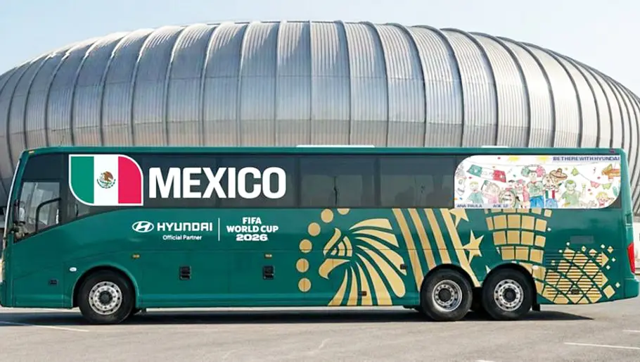 Mannschaftsbusse bei der FIFA-WM 2026 Die Außenaufnahme zeigt den kanadischen Mannschaftsbus bei der FIFA WM 2026 von Hyundai von der Seite.