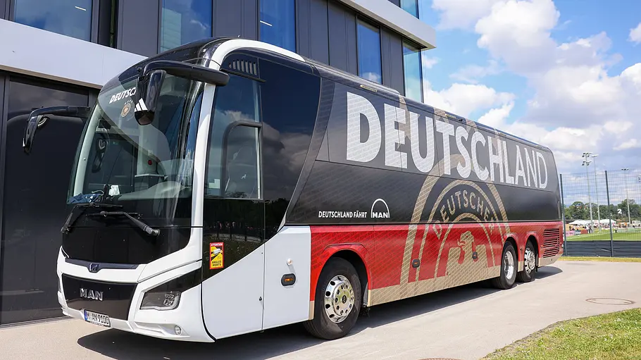 Mannschaftsbusse bei der FIFA-WM 2026 Der MAN-Mannschaftsbus der deutschen Fußballnationalmannschaft steht vor deren Abflug zur FIFA-WM 2026 vor einer Sportanlage.