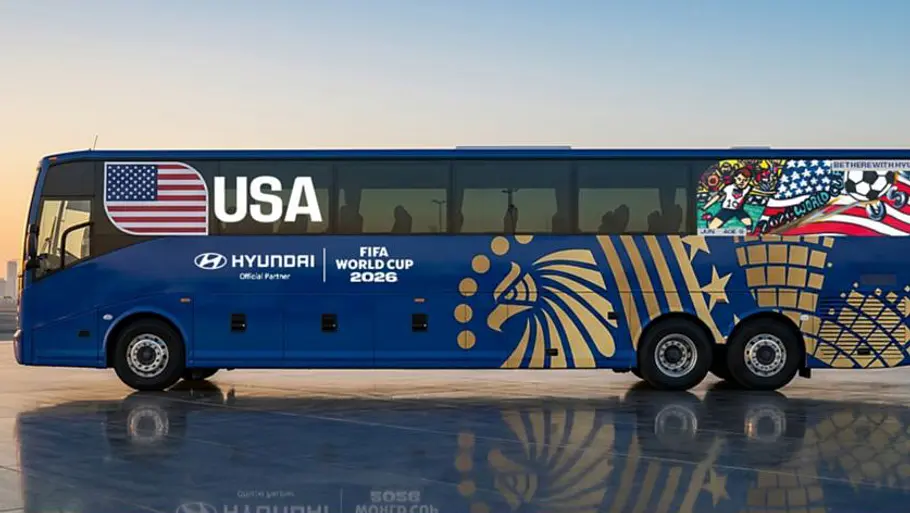 Mannschaftsbusse bei der FIFA-WM 2026 Die Außenaufnahme zeigt den US-amerikanischen Mannschaftsbus bei der FIFA WM 2026 von Hyundai von der Seite.