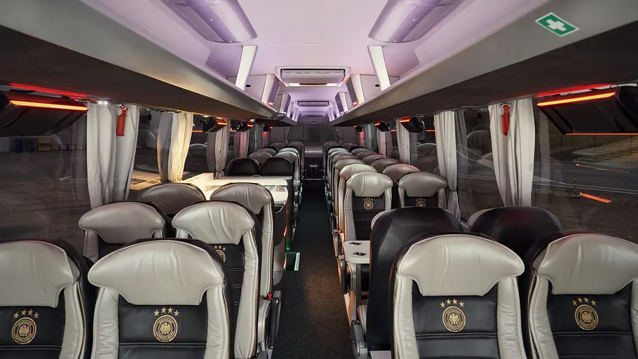 Mannschaftsbusse bei der FIFA-WM 2026 Die Innenaufnahme zeigt die Sitzreihen im MAN-Mannschaftsbus des DFB aus dem Jahre 2019.