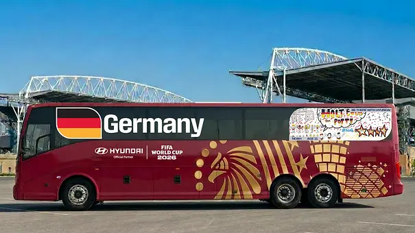 Die Außenaufnahme zeigt den deutschen Mannschaftsbus bei der FIFA-WM 2026 von Hyundai von der Seite.  - Foto: Hyundai