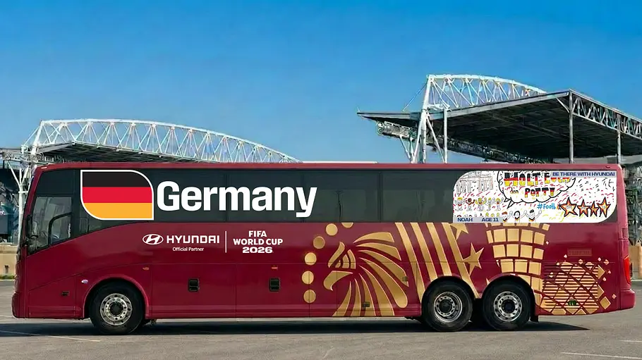 Mannschaftsbusse bei der FIFA-WM 2026 Die Außenaufnahme zeigt den deutschen Mannschaftsbus bei der FIFA-WM 2026 von Hyundai von der Seite.