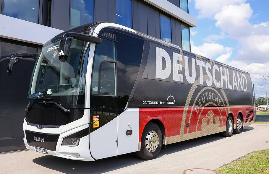 Mannschaftsbusse bei der FIFA-WM 2026 Die Außenaufnahme zeigt den während des WM-Trainingslagers in Deutschland 2026 eingesetzten DFB-Mannschaftsbus von MAN von schräg seitlich.