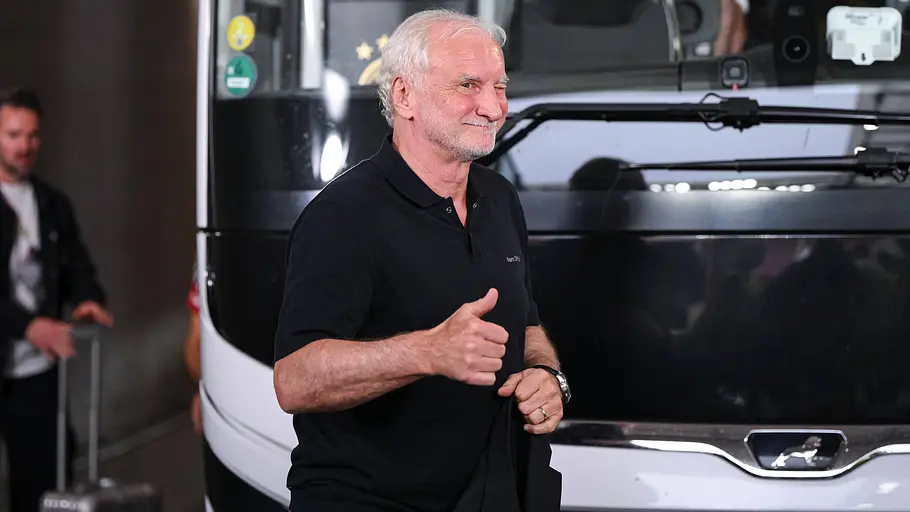 DFB-Sportdirektor Rudi Völler DFB-Sportdirektor Rudi Völler geht an der Front des MAN-Busses der deutschen Mannschaft vor dem Abflug zur WM 2026 vorbei.