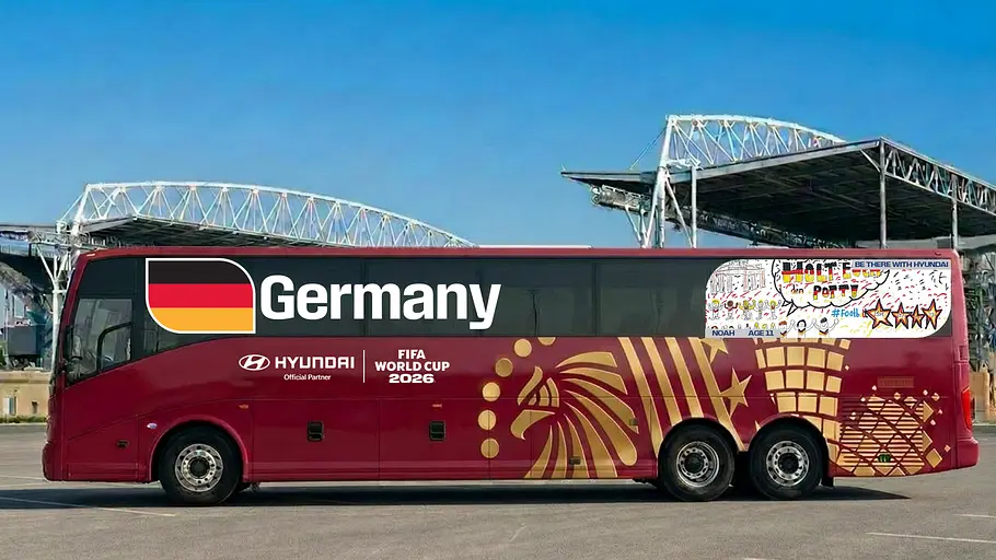 Mannschaftsbusse bei der FIFA-WM 2026 Die Außenaufnahme zeigt den deutschen Mannschaftsbus bei der FIFA WM 2026 von Hyundai von der Seite.