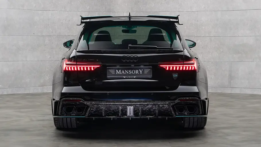 Der RS6 von Mansory steht im Showroom und wurde von hinten fotografiert.