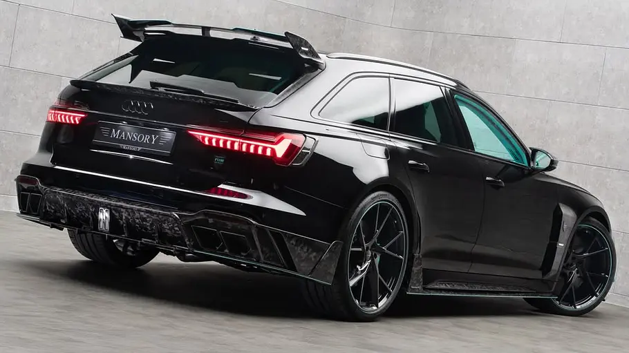 Der Mansory RS6 steht schräg und wurde von hinten fotografiert.