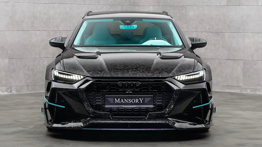 Der RS6 von Mansory steht im Showroom und wurde von vorne fotografiert.