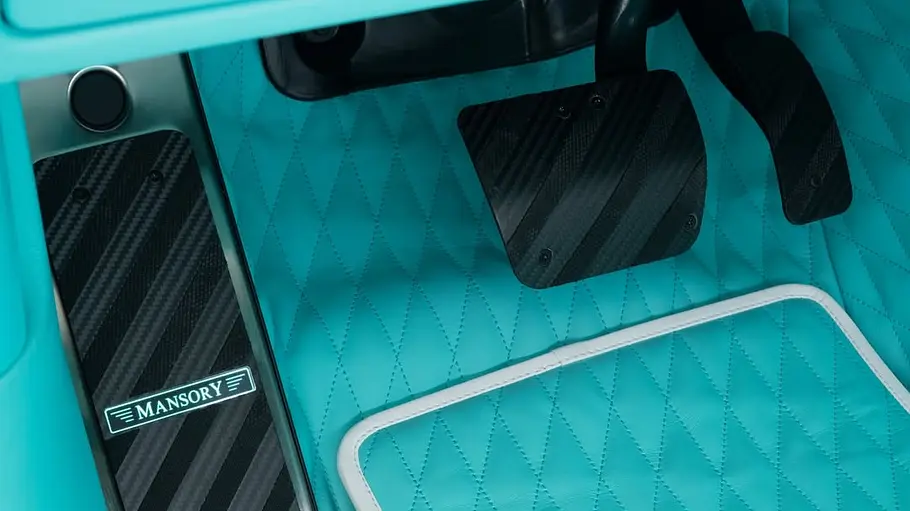 Die Pedale und der Fußraum des RS6 von Mansory.