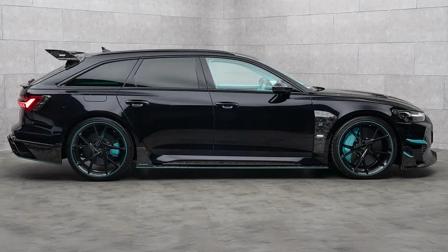Der RS6 von Mansory steht im Showroom und wurde in der Seitenansicht fotografiert.