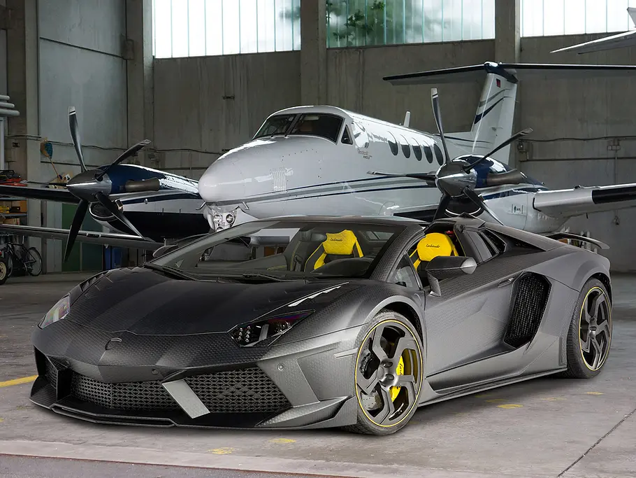 Blick von schräg vorne auf den Mansory Carbonado Apertos.