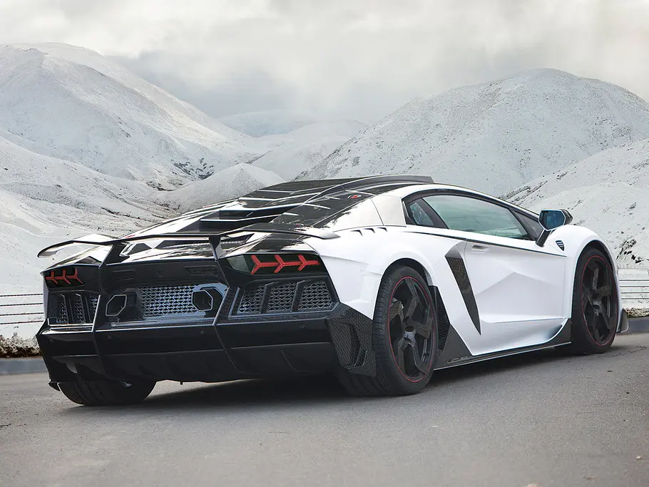 Blick von schräg hinten auf den Mansory Carbonado GT.