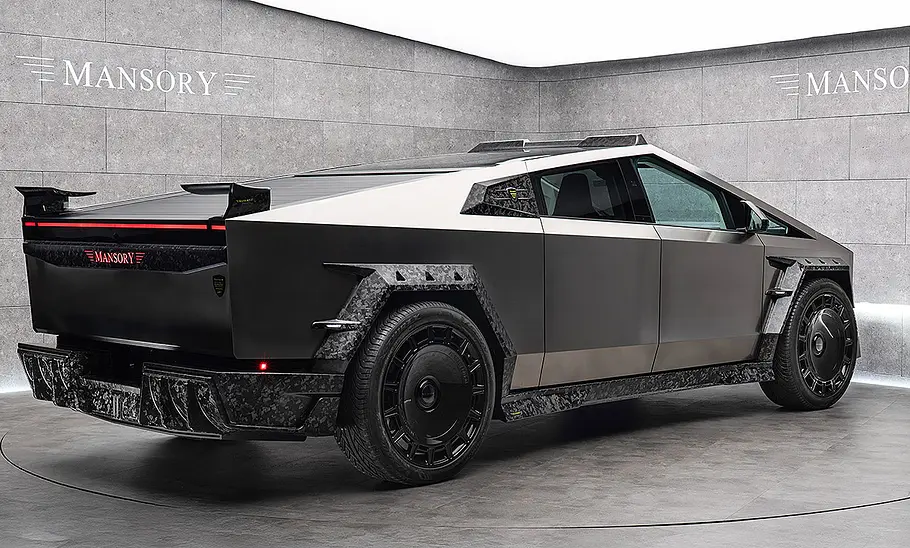 Blick von schräg hinten auf den Mansory Elongation.
