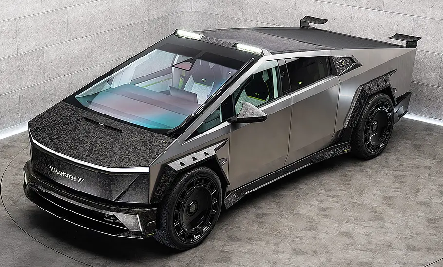 Blick von schräg vorne auf den Mansory Elongation.