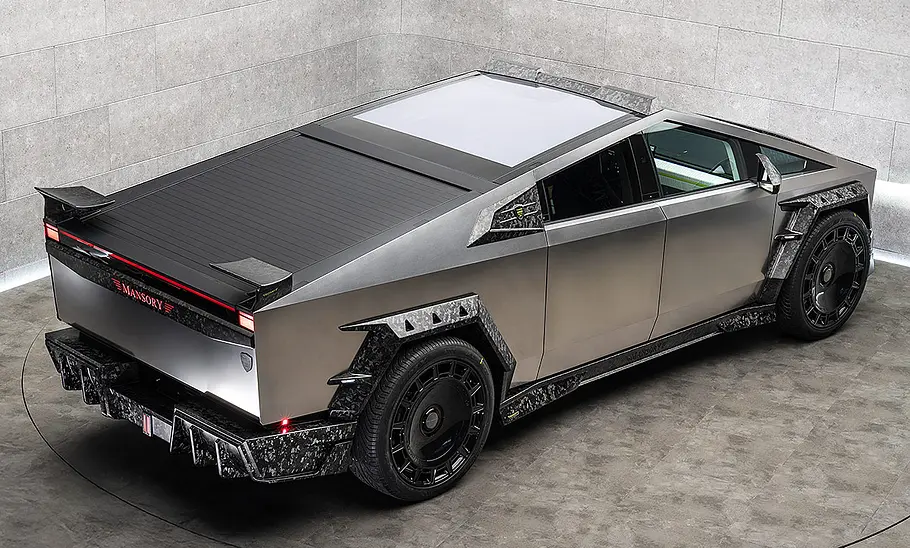 Blick von schräg hinten auf den Mansory Elongation.
