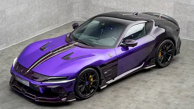 Der Mansory Equestre steht im Studio, von oben und schräg vorne fotografiert. - Foto: Mansory