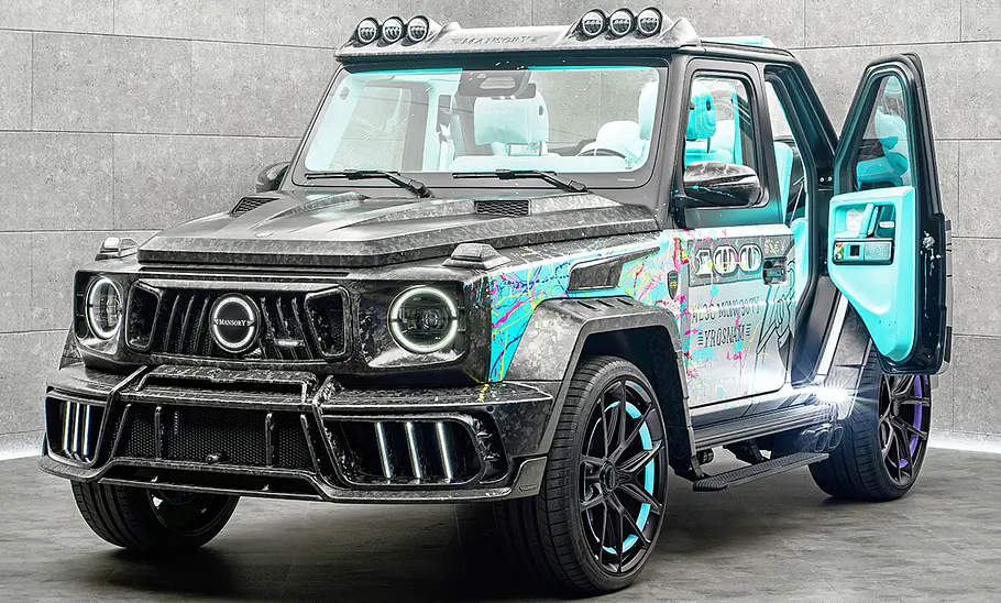 Der Mansory G63 AMG Art Piece stehend von schräg vorne.