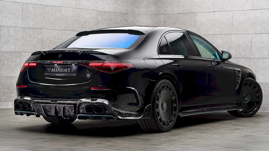 Mansory-Mercedes P950, fotografiert von schräg hinten.