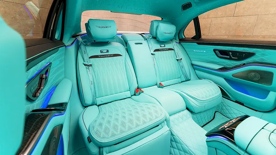 Hecksitze des Mansory-Mercedes P950, fotografiert von schrg vorne.
