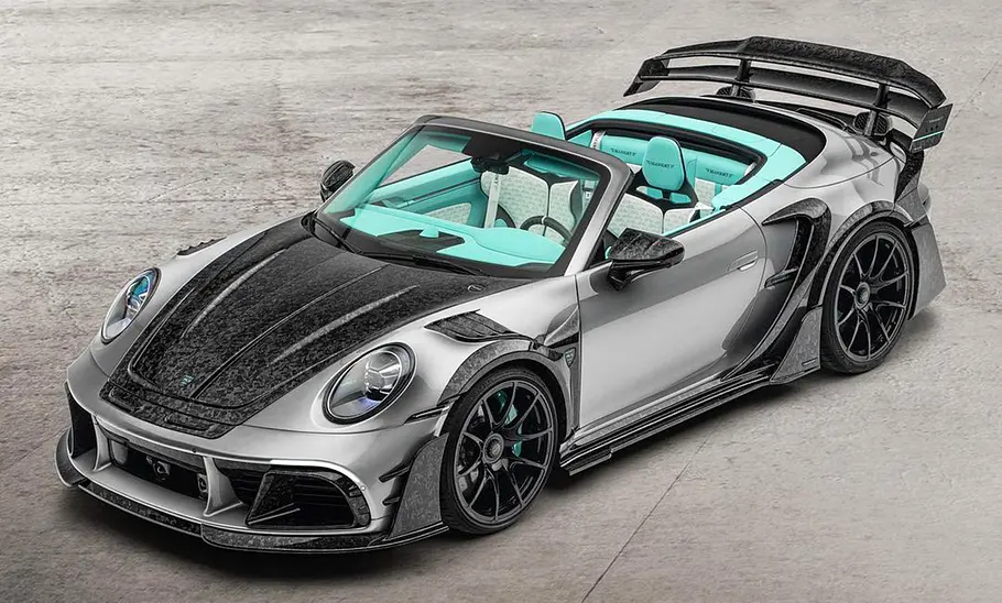 Mansory P9LM Evo 900 Cabrio Blick von schräg vorne auf das Mansory P9LM Evo 900 Cabrio.