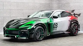 Man sieht den Mansory Pugnator Tricolore von schräg vorne. - Foto: Mansory Man sieht den Mansory Pugnator Tricolore von schräg vorne. - Foto: Mansory