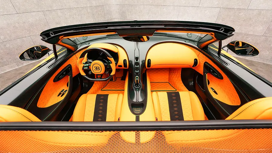 Blick auf die Armaturen im Innenraum des Mansory Vincero.