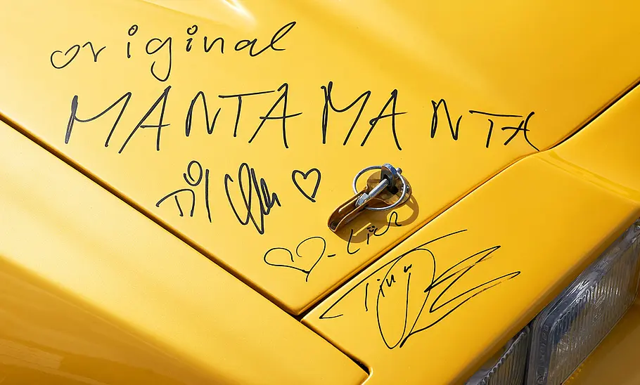 Manta Manta: Im Filmauto zu den Drehorten Die Autogramme von Til Schweiger und Tina Ruland auf der Motorhaube.