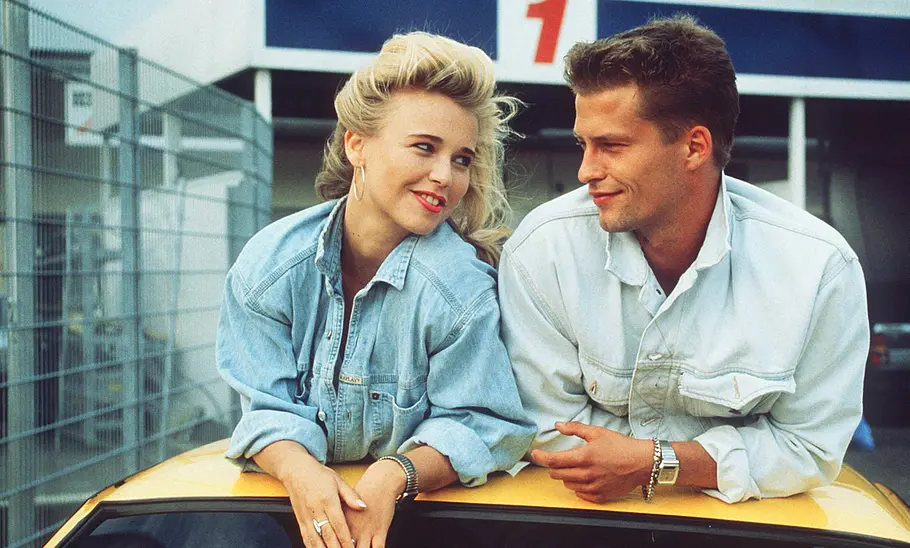 Manta Manta Uschi und Bertie, beziehungsweise Tina Ruland und Til Schweiger auf dem Dach des getunten Manta.