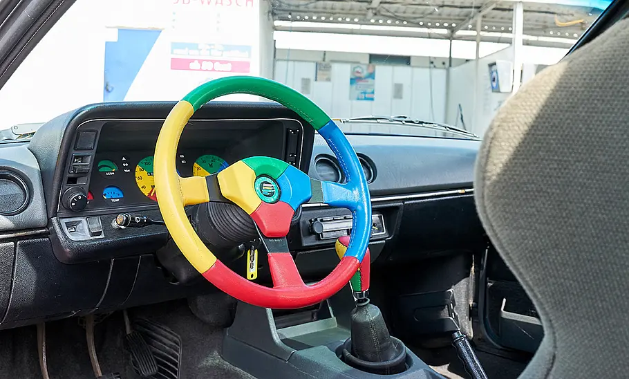 Manta Manta: Im Filmauto zu den Drehorten Das Cockpit des Filmautos.