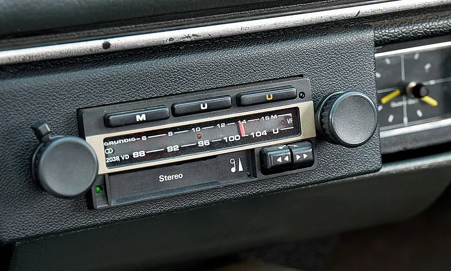 Manta Manta: Im Filmauto zu den Drehorten Das Radio des Filmautos.