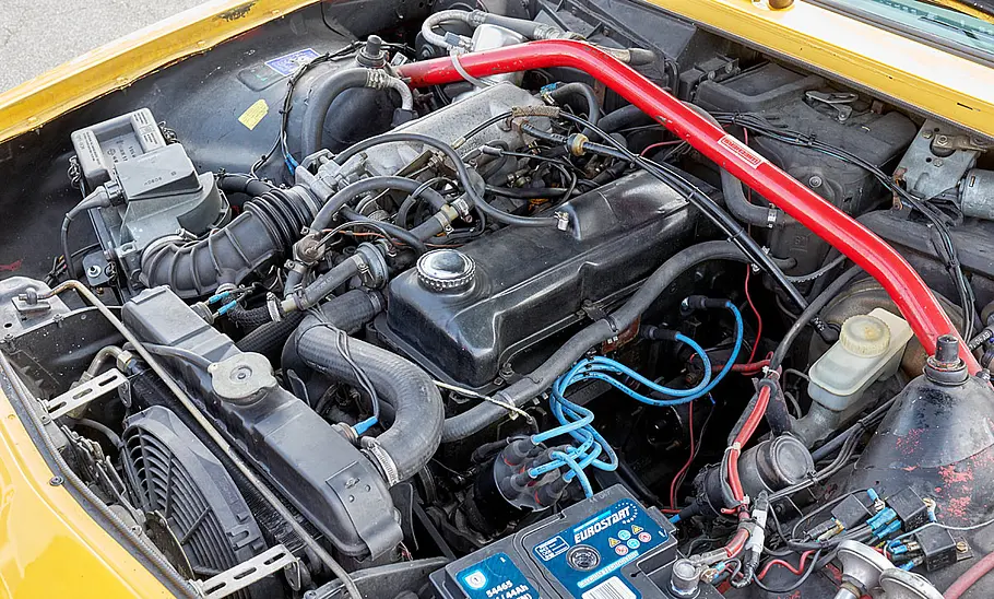 Manta Manta: Im Filmauto zu den Drehorten Der Motor des Filmautos.