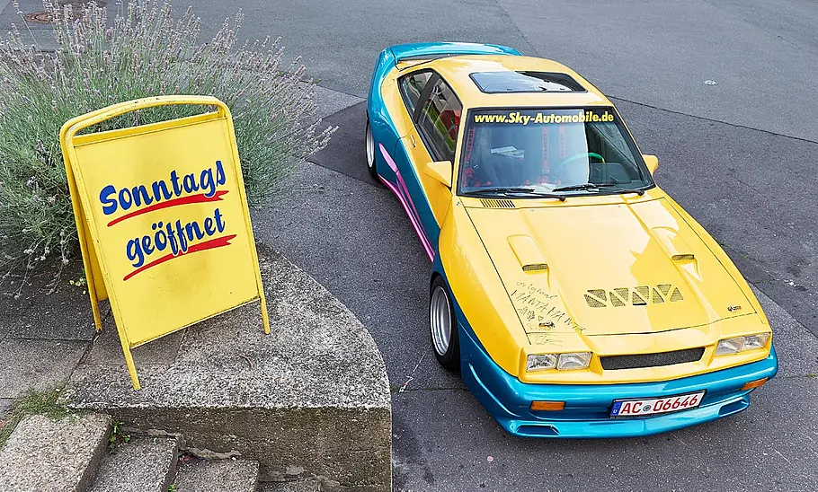 Manta Manta: Im Filmauto zu den Drehorten Das Filmauto statisch von schräg oben fotografiert.
