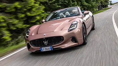 Maserati GranCabrio Folgore (2024), fahrend von vorne - Foto: Maserati