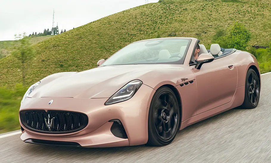 Maserati GranCabrio Folgore (2024), fahrend von der Seite