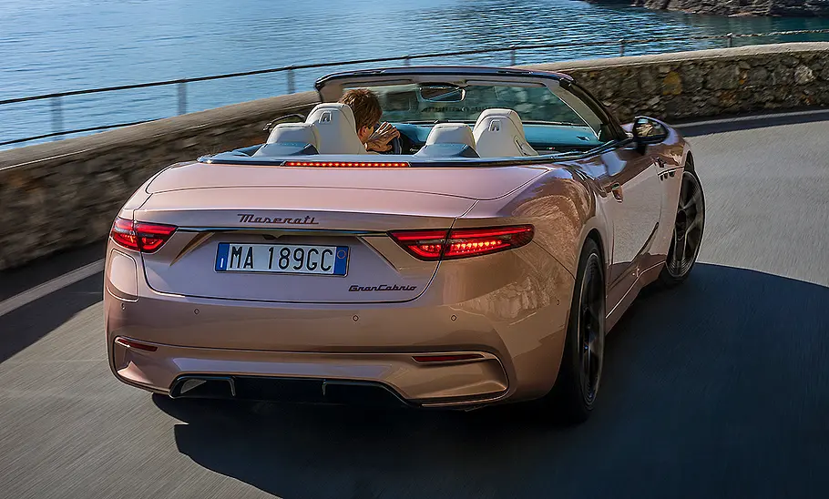 Maserati GranCabrio Folgore (2024), fahrend von hinten