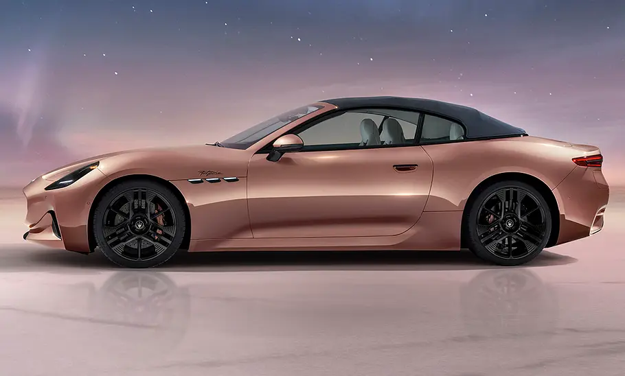 Maserati GranCabrio Folgore (2024), stehend von der Seite, geschlossenes Verdeck