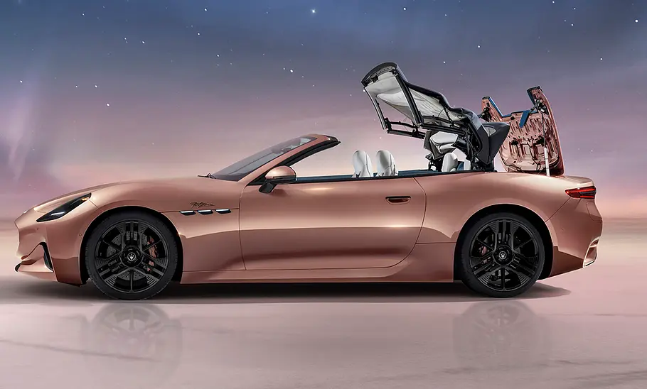 Maserati GranCabrio Folgore (2024), stehend mit sich öffnendem Verdeck