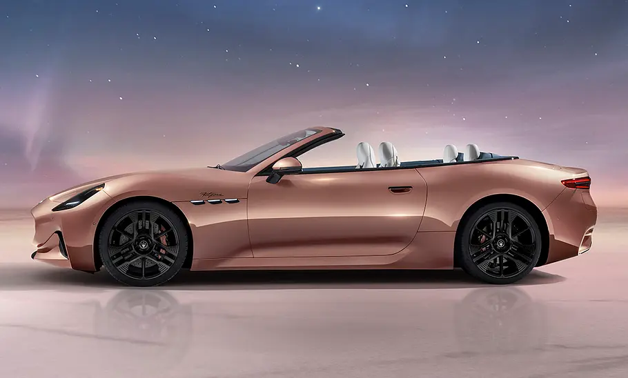 Maserati GranCabrio Folgore (2024), Seitenansicht mit offenem Verdeck