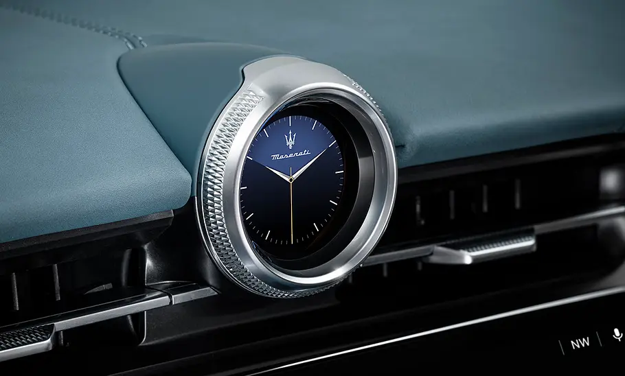 Maserati GranCabrio Folgore (2024), Borduhr