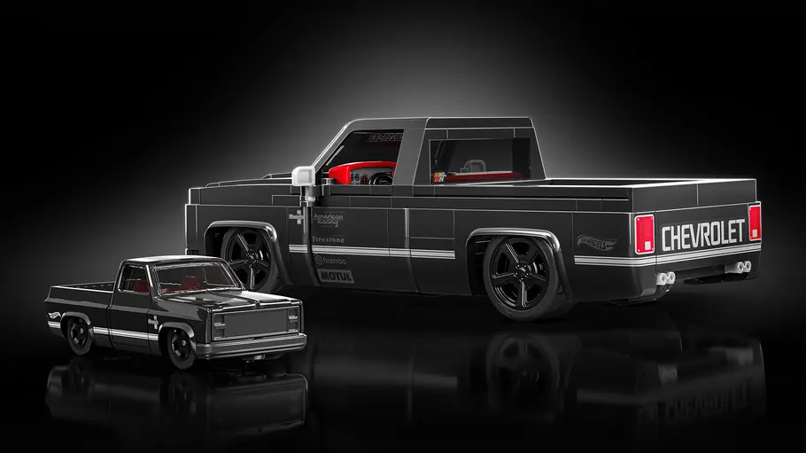 Der Mattel Brick Shop ’83 Chevy Silverado in Studioumgebung.