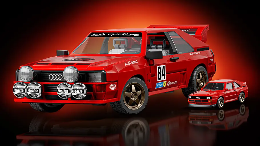Der Mattel Brick Shop ’84 Audi Sport quattro mit optionaler Sport-Beklebung im Rallye-Look in Studioumgebung.