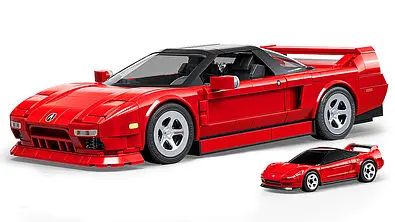 Das Bild zeigt den Mattel Brick Shop Acura NSX von schräg vorne links. Vor dem Klemmbaustein-Auto steht eine Diecast-Miniatur in kleinerem Maßstab. - Foto: Mattel