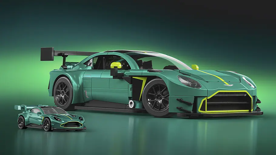 Der Mattel Brick Shop Aston Martin Vantage GT3 in Studioumgebung.