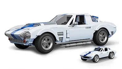 Das Bild zeigt die Mattel Brick Shop Chevrolet Corvette von schräg vorne links. Vor dem Klemmbaustein-Auto steht eine Diecast-Miniatur in kleinerem Maßstab. - Foto: Mattel